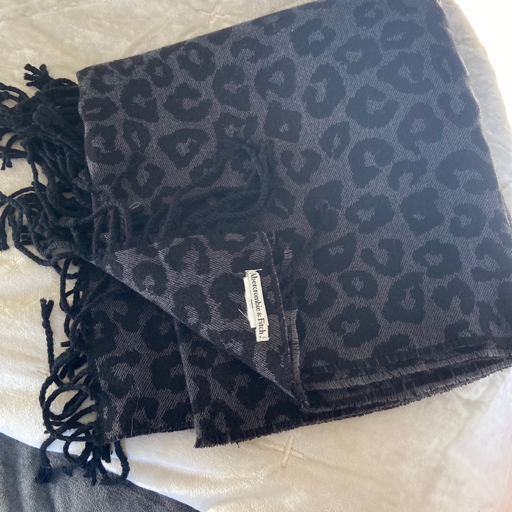 NWOT - Abercrombie & Fitch Women’s Scarf